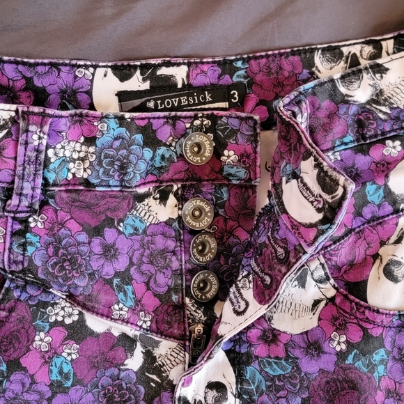 Skull Shorts 💀 Size 3 - Halloween Fun 💀 - Picture 2 of 5